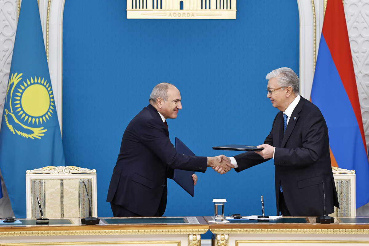 Նիկոլ Փաշինյանն ու Արամ Սարգսյանը՝ հաճախորդաց հարեմի երկու կողմը