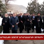 Ինքնահռչակ օջախատերն իրեն ոչ միայն վարչապետ է համարում, այլ նաև կաթողիկոս։